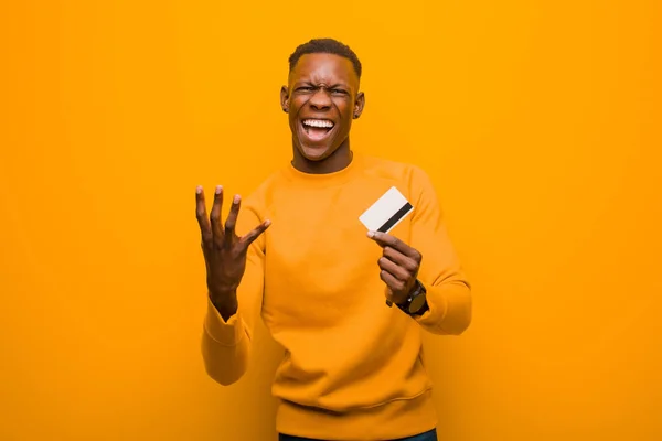 Jong Afrikaans Amerikaans Zwart Man Tegen Oranje Muur Geld Concept — Stockfoto