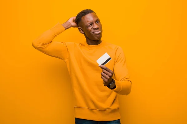 Hombre Negro Afroamericano Joven Contra Pared Naranja Concepto Dinero —  Fotos de Stock