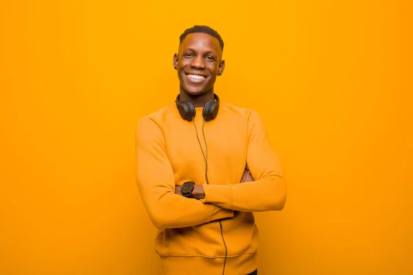 Joven Afroamericano Negro Hombre Contra Pared Naranja Con Auriculares —  Fotos de Stock