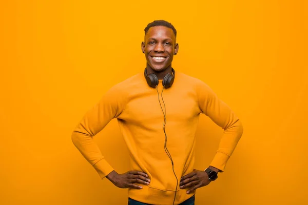 Νεαρός Αφροαμερικανός Μαύρος Ενάντια Πορτοκαλί Τοίχο Ακουστικά — Φωτογραφία Αρχείου