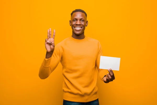 Jovem Negro Afro Americano Contra Parede Alaranjada Com Cartaz — Fotografia de Stock