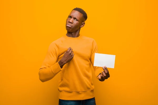 Молодой Афроамериканец Черный Мужчина Против Оранжевой Стены Оптовая Плакат — стоковое фото