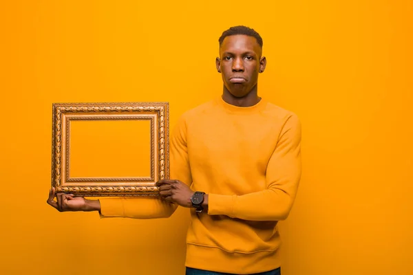Νεαρός Αφροαμερικανός Μαύρος Ενάντια Στον Πορτοκαλί Τοίχο Μπαρόκ Πλαίσιο — Φωτογραφία Αρχείου
