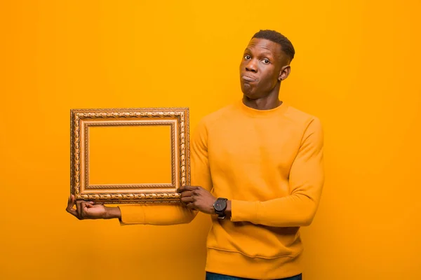 Νεαρός Αφροαμερικανός Μαύρος Ενάντια Στον Πορτοκαλί Τοίχο Μπαρόκ Πλαίσιο — Φωτογραφία Αρχείου