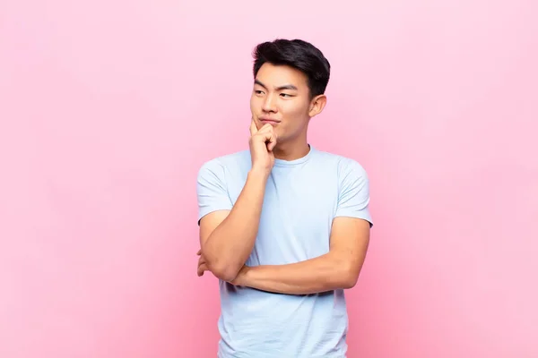 Genç Çinli Adam Mutlu Bir Şekilde Gülümsüyor Hayal Kuruyor Şüphe — Stok fotoğraf