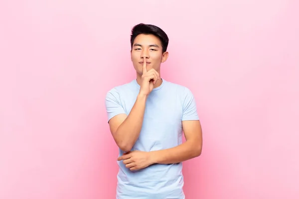 Genç Çinli Adam Ciddi Görünüyor Parmaklarını Dudaklarına Bastırıp Sessizlik Sessizlik — Stok fotoğraf