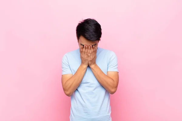 Junger Chinesischer Mann Fühlt Sich Traurig Frustriert Nervös Und Deprimiert — Stockfoto