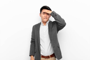 Genç Çinli bir adam unutulmuş bir mühlet yüzünden panikliyor, stresli hissediyor, bir pisliği örtbas etmek zorunda kalıyor ya da düz renkli duvara karşı hata yapıyor.