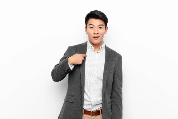 Fiatal Kínai Férfi Néz Boldog Büszke Meglepett Vidáman Mutatva Önmagára — Stock Fotó