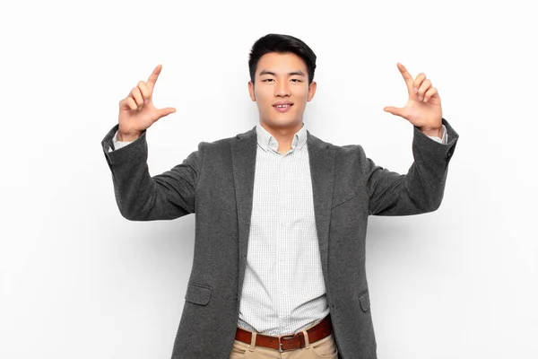 Jovem Chinês Homem Enquadrar Delinear Próprio Sorriso Com Duas Mãos — Fotografia de Stock