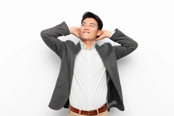 Jovem Chinês Homem Sorrindo Sentindo Relaxado Satisfeito Despreocupado Rindo Positivamente — Fotografia de Stock