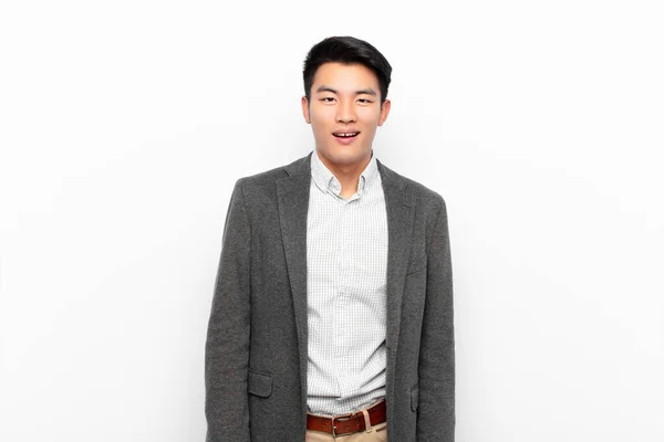 Jovem Chinês Homem Com Grande Amigável Sorriso Despreocupado Olhando Positivo — Fotografia de Stock