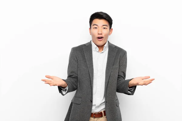 Jovem Chinês Homem Boca Aberta Espantado Chocado Surpreso Com Uma — Fotografia de Stock