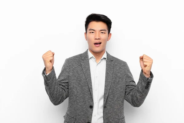 Jovem Chinês Homem Sentindo Feliz Surpreso Orgulhoso Gritando Celebrando Sucesso — Fotografia de Stock