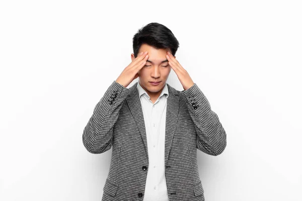 Joven Hombre Chino Mirando Estresado Frustrado Trabajando Bajo Presión Con —  Fotos de Stock