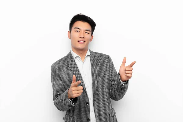 Jovem Chinês Sorrindo Com Uma Atitude Positiva Bem Sucedida Feliz — Fotografia de Stock