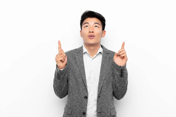 Jovem Chinês Homem Sentindo Impressionado Boca Aberta Apontando Para Cima — Fotografia de Stock