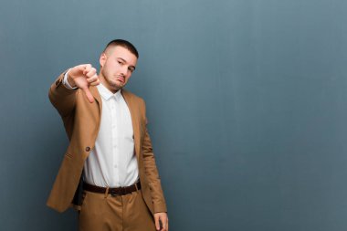 Huysuz, sinirli, sinirli, hayal kırıklığına uğramış ya da canı sıkkın genç bir adam.