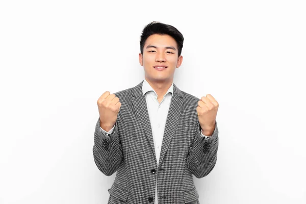 Jovem Chinês Homem Gritando Triunfalmente Rindo Sentindo Feliz Animado Celebrar — Fotografia de Stock