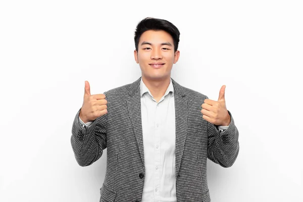 Genç Çinli Adam Mutlu Pozitif Kendine Güvenen Başarılı Bir Şekilde — Stok fotoğraf