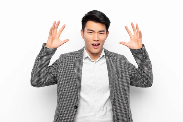 Jovem Chinês Gritando Pânico Raiva Chocado Aterrorizado Furioso Com Mãos — Fotografia de Stock