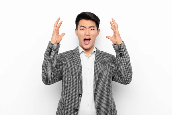 Jovem Chinês Homem Gritando Com Mãos Sentindo Furioso Frustrado Estressado — Fotografia de Stock