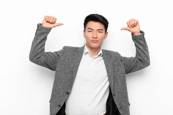 Jovem Chinês Homem Sentindo Orgulhoso Arrogante Confiante Olhando Satisfeito Bem — Fotografia de Stock
