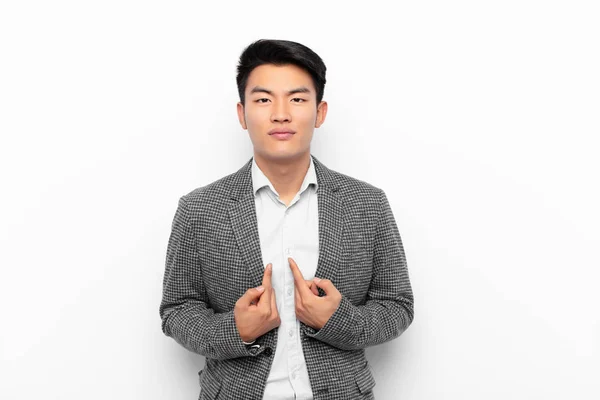 Jovem Chinês Homem Apontando Para Mesmo Com Olhar Confuso Quizzical — Fotografia de Stock