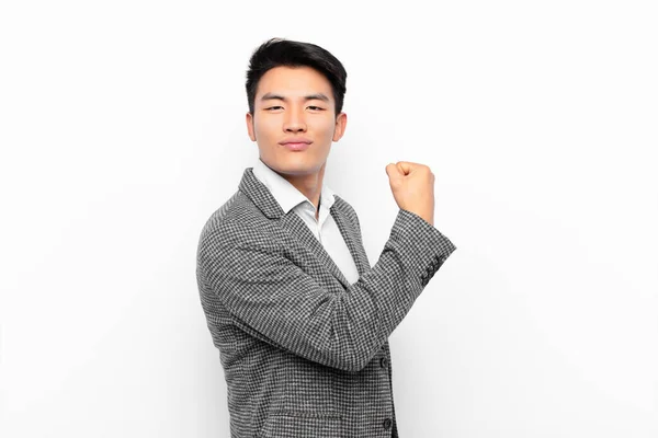 Jovem Chinês Homem Sentindo Feliz Satisfeito Poderoso Ajuste Flexão Bíceps — Fotografia de Stock