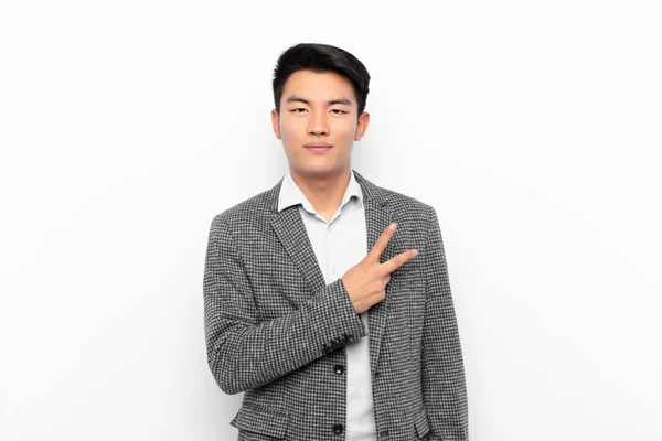 Jovem Chinês Homem Sentindo Feliz Positivo Bem Sucedido Com Mão — Fotografia de Stock