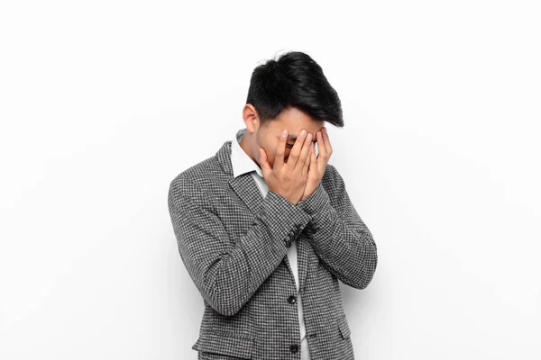 Junger Chinesischer Mann Bedeckt Augen Mit Händen Mit Einem Traurigen — Stockfoto
