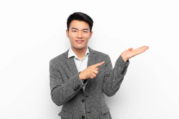Jovem Chinês Sorrindo Alegremente Apontando Para Copiar Espaço Palma Mão — Fotografia de Stock