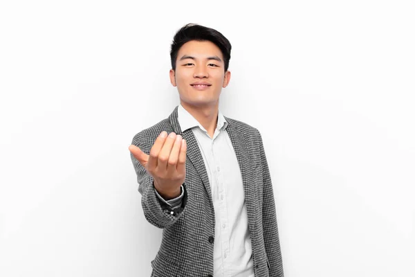 Jovem Chinês Sentindo Feliz Bem Sucedido Confiante Enfrentando Desafio Dizendo — Fotografia de Stock