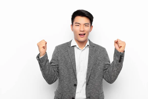 Fiatal Kínai Férfi Érzés Boldog Pozitív Sikeres Ünneplő Győzelem Eredmények — Stock Fotó