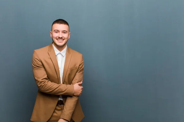 Junger Gutaussehender Mann Der Schüchtern Und Fröhlich Lacht Mit Einer — Stockfoto