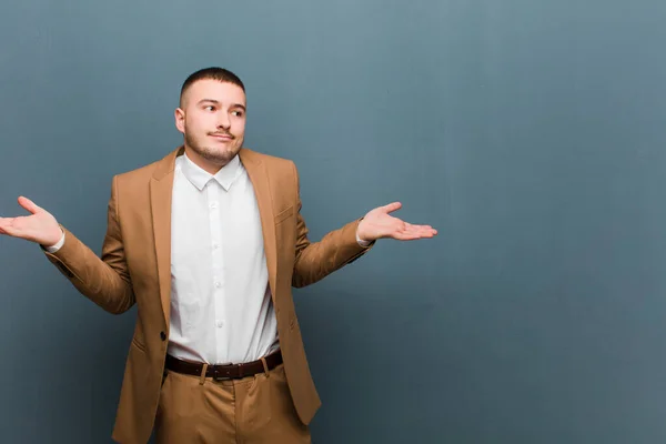 Jovem Homem Bonito Sentindo Perplexo Confuso Duvidando Ponderando Escolhendo Diferentes — Fotografia de Stock