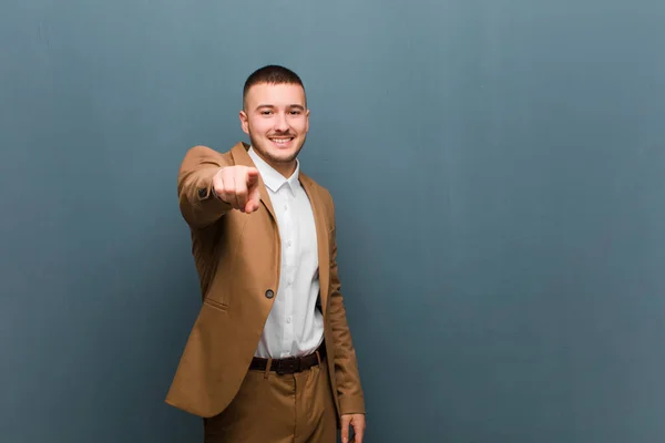 Jovem Empresário Bonito Apontando Para Câmera Com Sorriso Satisfeito Confiante — Fotografia de Stock