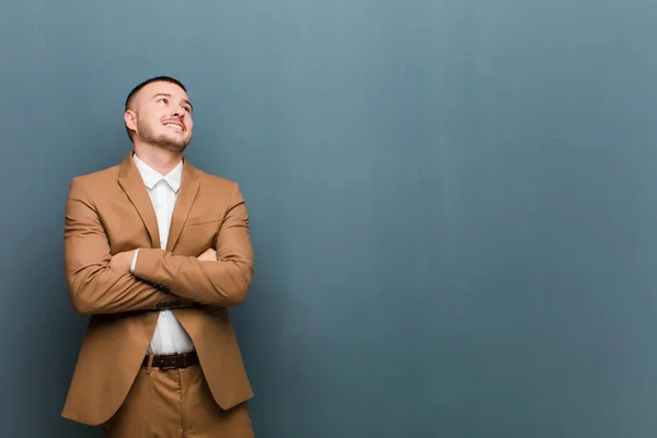 Ung Stilig Affärsman Känner Sig Glad Stolt Och Hoppfull Undrar — Stockfoto