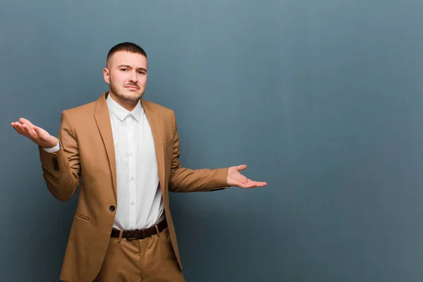 Ung Stilig Man Ser Förbryllad Förvirrad Och Stressad Undrar Mellan — Stockfoto