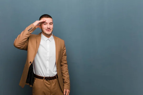 Jovem Bonito Homem Olhando Feliz Surpreso Surpreso Sorrindo Percebendo Incrível — Fotografia de Stock