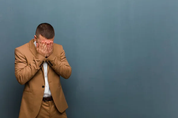 Jovem Bonito Homem Sentindo Triste Frustrado Nervoso Deprimido Cobrindo Rosto — Fotografia de Stock