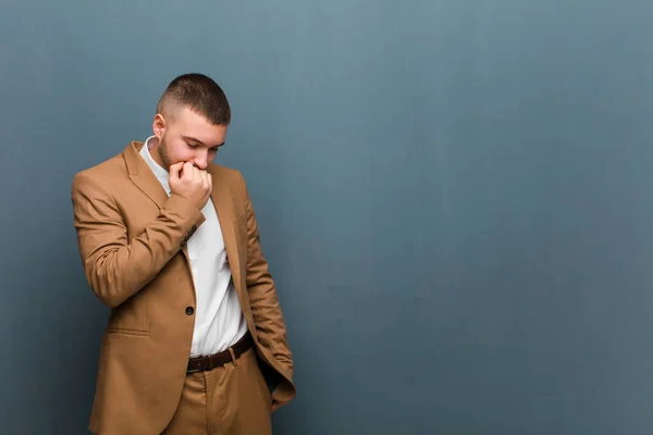 Ung Stilig Man Känsla Allvarlig Omtänksam Och Orolig Stirrar Sidledes — Stockfoto