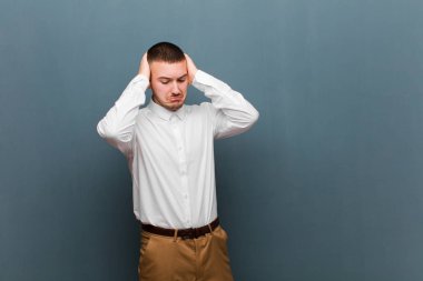 Genç ve yakışıklı iş adamı hayal kırıklığına uğramış ve sıkılmış hissediyor. Başarısızlıktan bıkmış ve bıkmış. Düz arkaplan karşısındaki sıkıcı ve sıkıcı görevlerden bıkmış.