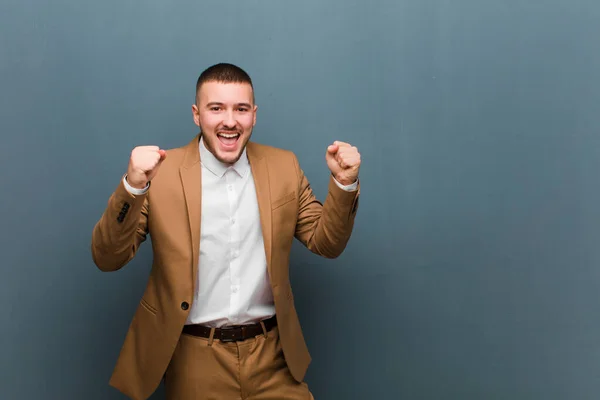 Jovem Empresário Bonito Sentindo Feliz Surpreso Orgulhoso Gritando Celebrando Sucesso — Fotografia de Stock