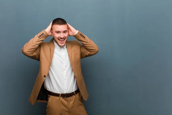 Ung Stilig Affärsman Ser Glad Bekymmerslös Vänlig Och Avslappnad Njuter — Stockfoto