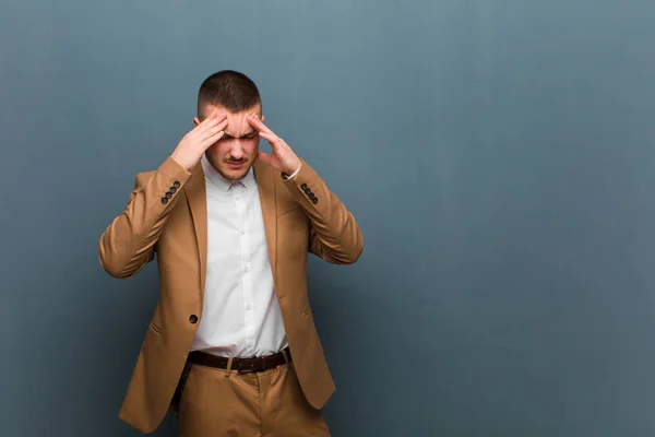 Ung Stilig Affärsman Ser Stressad Och Frustrerad Arbetar Press Med — Stockfoto