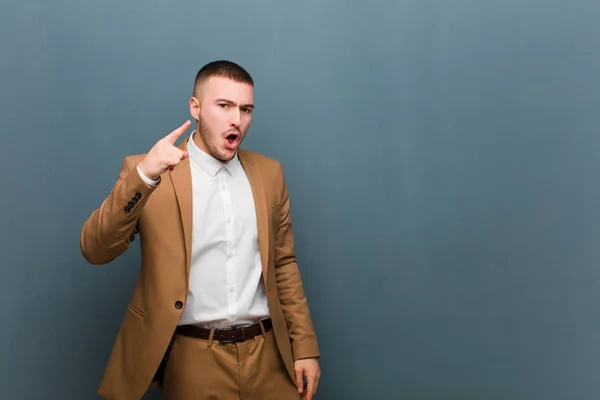 Jonge Knappe Zakenman Wijzen Naar Camera Met Een Boze Agressieve — Stockfoto