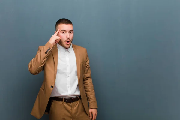 Ung Stilig Affärsman Ser Förvånad Öppen Mun Chockad Förverkliga Tanke — Stockfoto