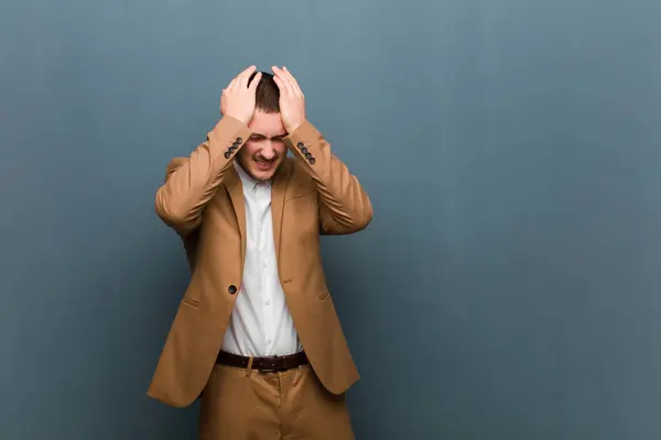 Ung Stilig Affärsman Känner Sig Stressad Och Orolig Deprimerad Och — Stockfoto