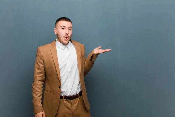 Ung Stilig Affärsman Ser Förvånad Och Chockad Med Käken Tappade — Stockfoto